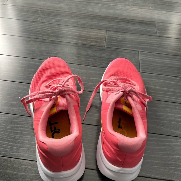 Nike star runner sneakers size 5 youth - coral color - Picture 5 of 5